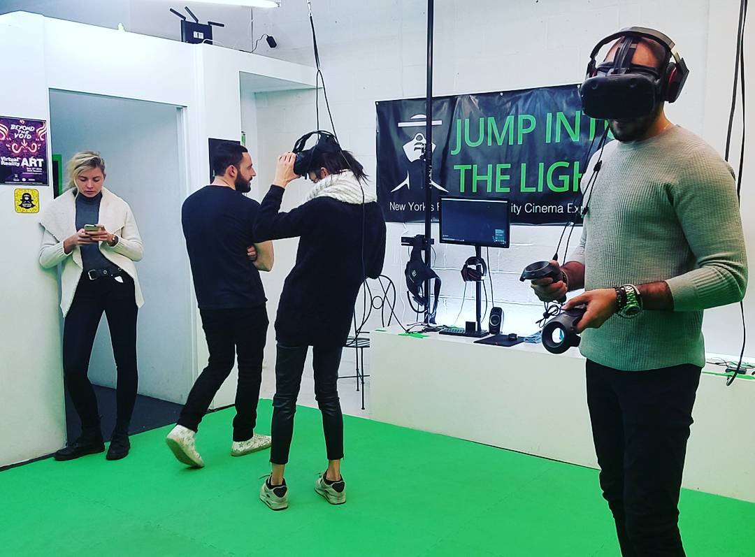 Jump into the light with your squad!! 

#vrcinema #vrplaylab #virtualreality #vr…