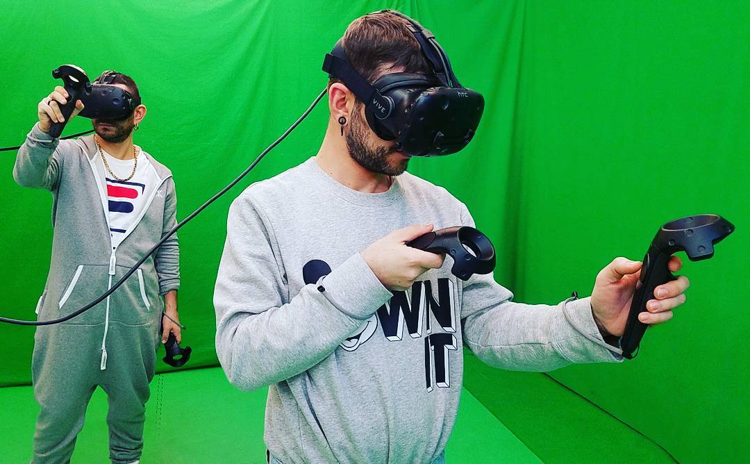 Bring your twin and get creative with VR 

#JumpIntoTheLight #vrcinema #vrplayla…