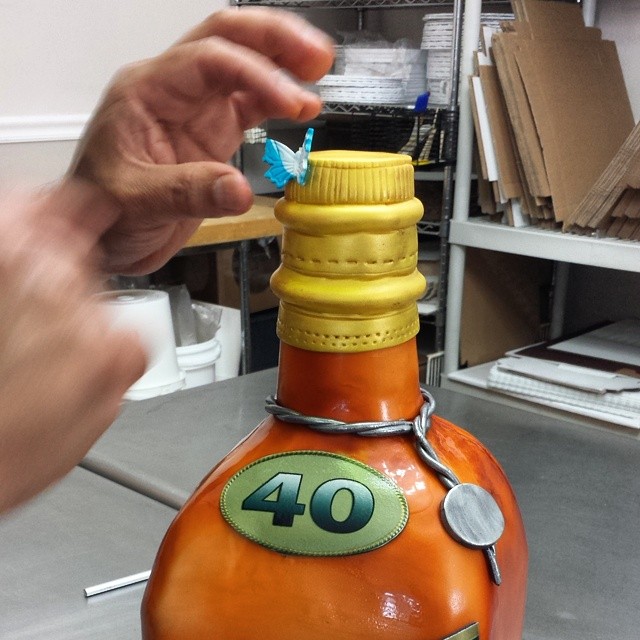 Adding the final touches to a 40th Birthday Cake of Eric’s favorite scotch.
#cak…