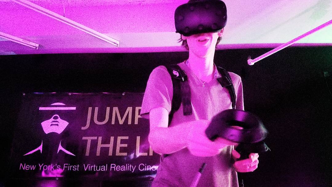 Having fun with @Subpac and VR

#JumpIntoTheLight #JITL #VRplayLab #subpac #htcv…