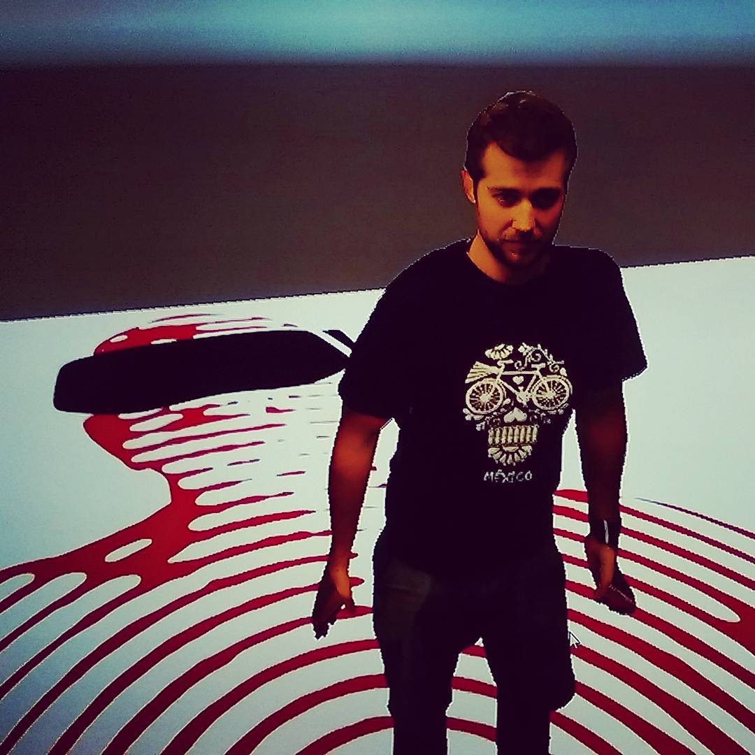 Inside the virtual world

#JumpIntoTheLight #JITL #virtualreality #augmentedreal…