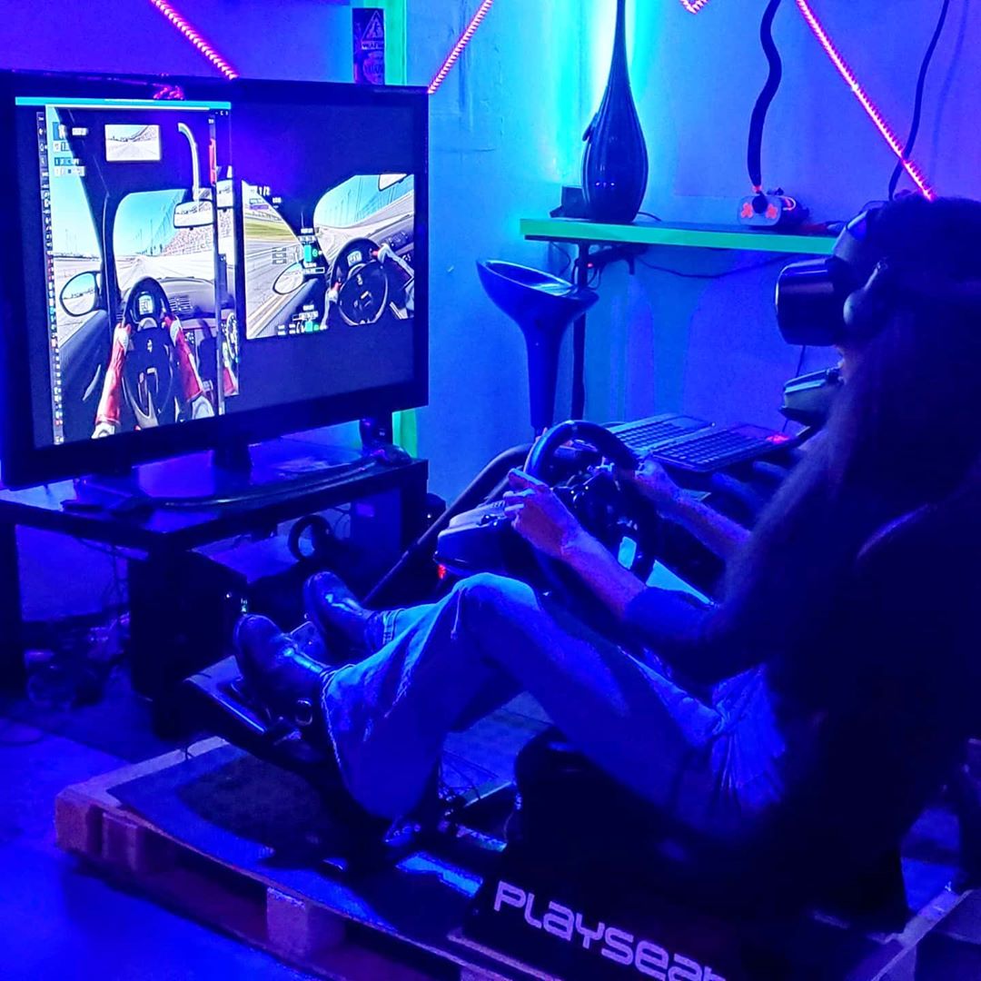 Drive into the weekend with a virtual car of your dreams!! Multiplayer racing av…