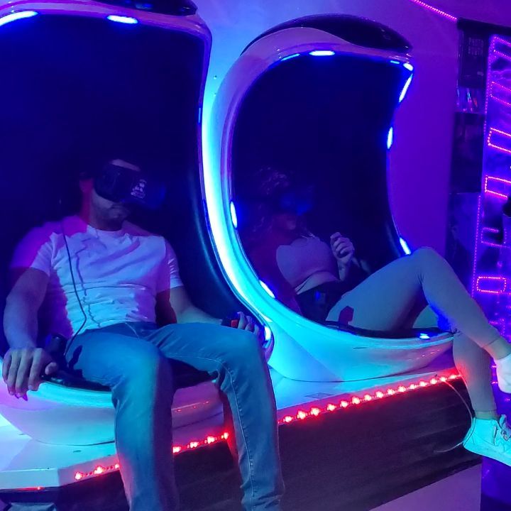Take your date onto a VR rollercoaster ride @jumpintothelightnow .
.
180 Orchard…