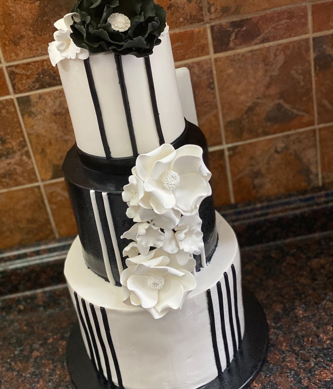 Black n White Affair Cake 
Cake Flavor: Red velvet W Vanilla Buttercream 
FONDAN…