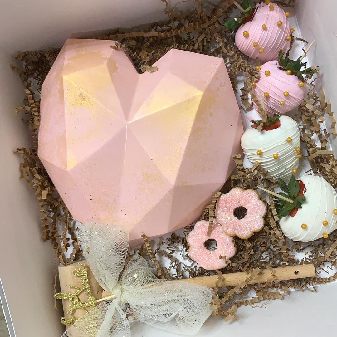 Eid Mubarak Box!
.
.
.
#dessertsbynumnum #pink #birthdaynyc #birthdaycake #nycca…