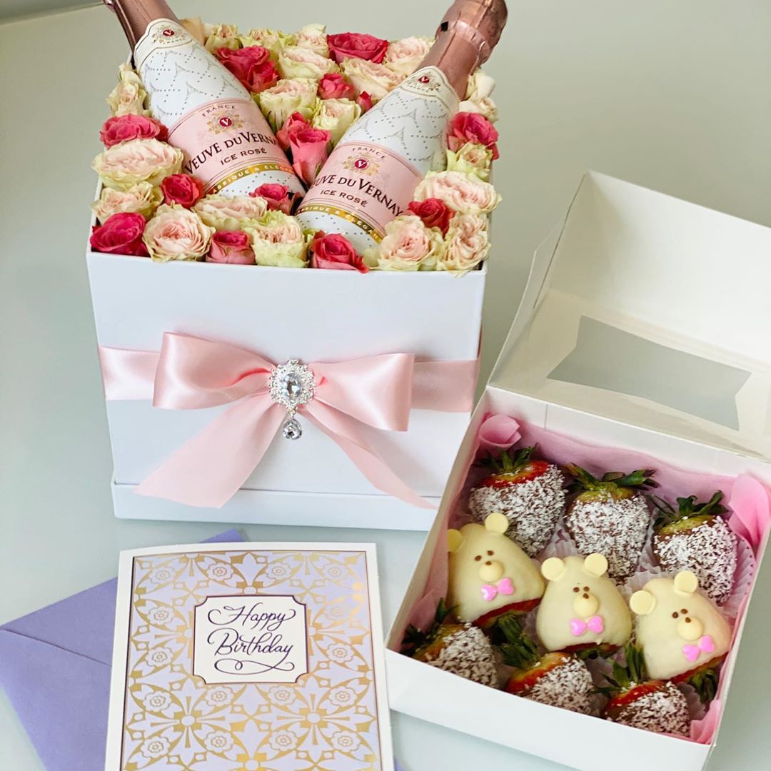 Best gift for your loved ones 
⠀ 
Full set:
Bouquet of fresh roses  and 2 bottle…
