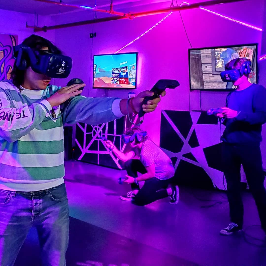 Come with friends and play multiplayer games in VR! #tgif
.
.
#gamerlife #friend…
