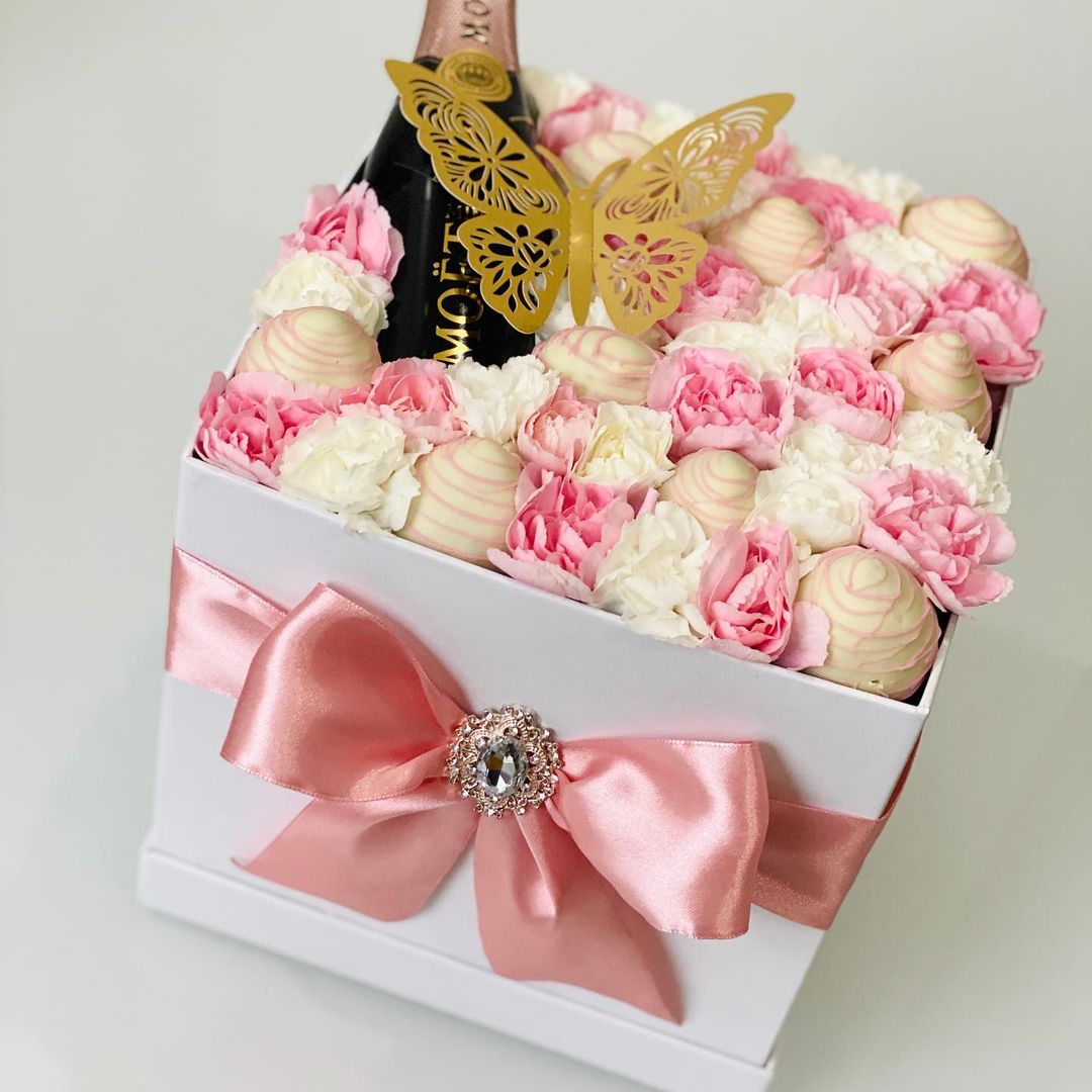 Gift box 
⠀ 
Box includes:
Box of fresh flowers   1 bottle of champagne Moët 
 …